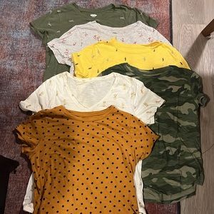 Size EUC to well loved women’s large Old Navy graphic tee bundle